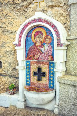 Ostrog, Karadağ - 4 Eylül 2017: manastır Ostrog Karadağ'daki duvarda Mozaik