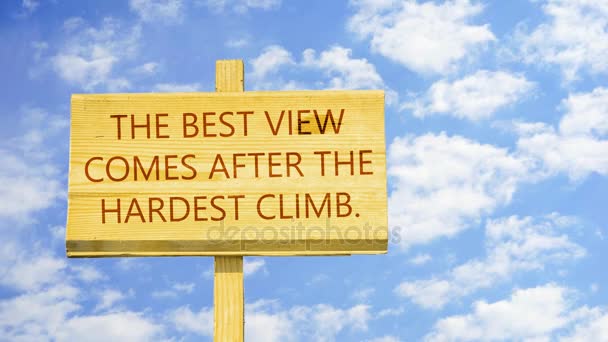 最高の眺めは、最も過酷な登山の後に来る。青空に時間経過雲に対して木製サインの言葉. — ストック動画