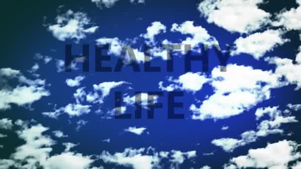 Hälsosamt liv. Ord i en himmel, med time lapse små moln. — Stockvideo