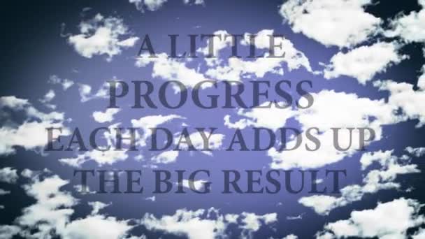Μια μικρή πρόοδος κάθε μέρα προσθέτει μέχρι το μεγάλο αποτέλεσμα. Λέξεις σε έναν ουρανό, με λήξη χρόνου μικρά σύννεφα. — Αρχείο Βίντεο