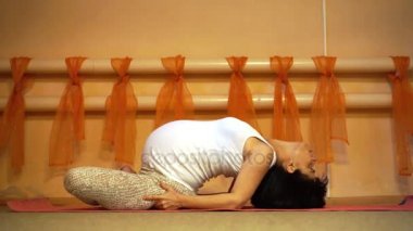 yoga egzersizleri ardha kamalamunyasana 40 haftalık hamile orta yaşlı beyaz kadının yapması.