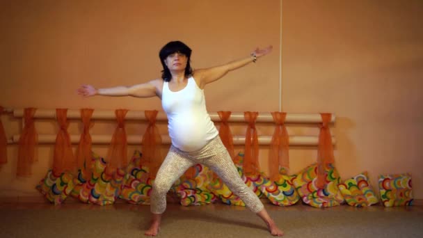 40 týdnů těhotná středního věku Kavkazský žena dělá jógu vykonává naklání do stran — Stock video