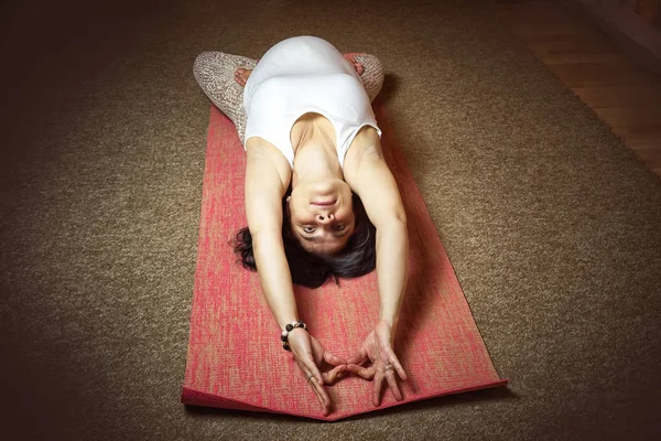 40 周怀孕的中年白人女子坐在锻炼瑜伽的体式。顶视图，黑暗色。迅雷的姿势. — 图库照片