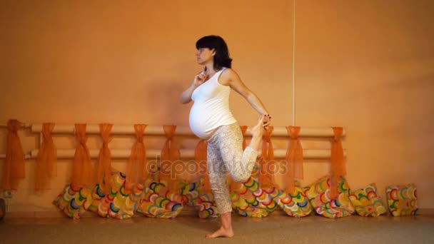 40 week pregnant middle aged caucasian woman doing yoga exercises Bound Lord of Dance Pose. — Stock Video