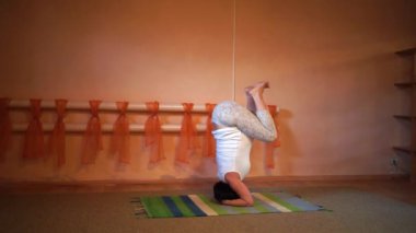 yoga egzersizleri başı 40 haftalık hamile orta yaşlı beyaz kadının yapması. Hızlandırılmış video.