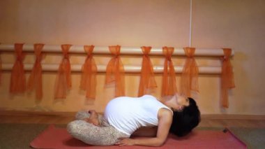 Yoga egzersizleri ardha kamalamunyasana 40 haftalık hamile orta yaşlı beyaz kadının yapması sağlıklı yaşam konsepti.