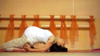 Yoga egzersizleri ardha kamalamunyasana 40 haftalık hamile orta yaşlı beyaz kadının yapması sağlıklı yaşam konsepti.