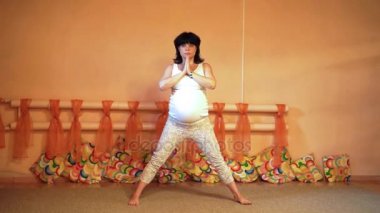 Sağlıklı annelik yaşam kavramı. yoga egzersizleri yapıyor 40 haftalık hamile orta yaşlı beyaz kadın 