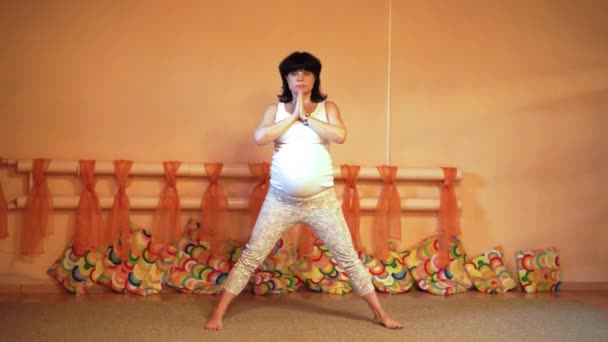 Gezonde moederschap levensstijl concept. 40 week zwanger midden leeftijd Kaukasische vrouw doen yoga oefeningen — Stockvideo