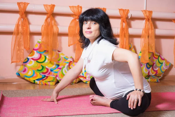 Концепція вагітності йоги та фітнесу. Концепція здорового материнського способу життя. 40 тиждень вагітна середнього віку біла жінка робить вправи для йоги . — стокове фото