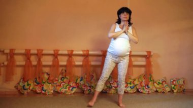 Sağlıklı annelik yaşam kavramı. 40 haftalık hamile orta yaşlı beyaz kadın yoga yaparken Virabhadrasana egzersizleri veya savaşçı poz.