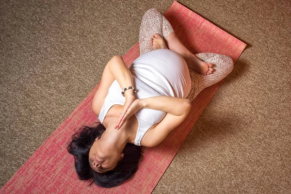 Concepto de Embarazo Yoga y Fitness. Concepto de estilo de vida saludable de maternidad. Mujer caucásica de mediana edad embarazada de 40 semanas haciendo ejercicios de yoga acostada en la espalda con las piernas en pose de loto. Vista superior , — Foto de Stock