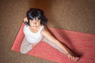 Yoga egzersiz yaparak asana oturan 40 haftalık hamile orta yaşlı beyaz kadın. Üstten Görünüm, metniniz için kopya alanı.