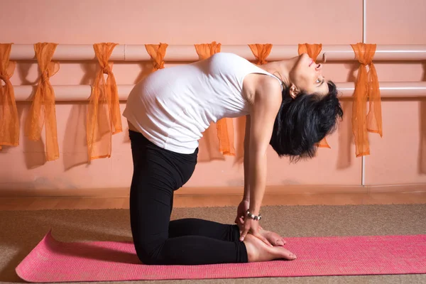 Concepto de estilo de vida saludable de maternidad. 40 semanas de embarazo mujer caucásica de mediana edad haciendo ejercicios de yoga ardha kamalamunyasana . — Foto de Stock