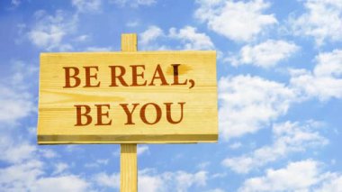 Gerçek, sen. Kelime zaman atlamalı bulutlar mavi gökyüzünde karşı ahşap bir işaret üstünde.