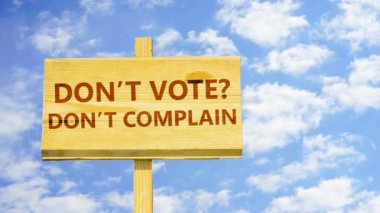 Oy vermiyorum? Şikayet etme. Kelime zaman atlamalı bulutlar mavi gökyüzünde karşı ahşap bir işaret üstünde.