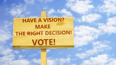 Bir imgelem mi? Doğru karar. Oy verin! Kelime zaman atlamalı bulutlar mavi gökyüzünde karşı ahşap bir işaret üstünde.