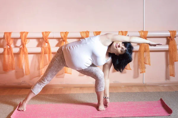 Concepto de Embarazo Yoga y Fitness. Concepto de estilo de vida saludable de maternidad. 40 semanas de embarazo mujer caucásica de mediana edad haciendo ejercicios de yoga . — Foto de Stock