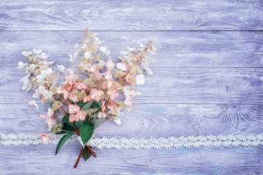 buket pembe-beyaz ortancaları ahşap bir masa üzerinde bir çerçeve, metniniz için kopya alanı ile üstten görünüm olarak bir dantel kurdele ve dantel ile bağlı. uygun bir düğün ya da doğum günü davetiye kartı arka plan olarak.