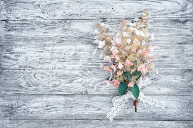 buket pembe-beyaz ortancaları ahşap bir masaya bağlı bir dantel kurdele, metniniz için kopya alanı ile üstten görünüm ile. uygun bir düğün ya da doğum günü davetiye kartı arka plan olarak.