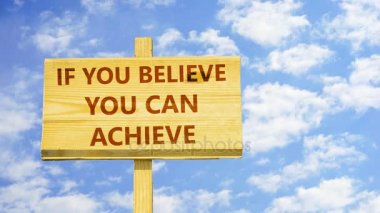 Eğer sen inanmak elde edebilirsiniz. Kelime zaman atlamalı bulutlar mavi gökyüzünde karşı ahşap bir işaret üstünde. 