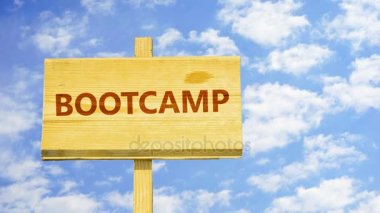 Zaman atlamalı bulutlar mavi gökyüzünde karşı ahşap bir işaret Bootcamp kelime. 