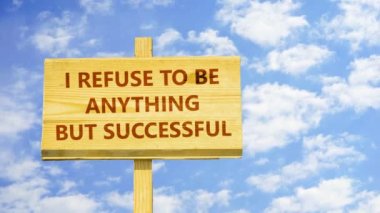 Bir şey ama başarılı olmayı reddediyorum. Motivasyonel teklif gelecek oluşturmak için. Kelime zaman atlamalı bulutlar mavi gökyüzünde karşı ahşap bir işaret üstünde. 