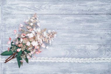 buket pembe-beyaz ortancaları ahşap bir masa üzerinde bir çerçeve, metniniz için kopya alanı ile üstten görünüm olarak bir dantel kurdele ve dantel ile bağlı. uygun bir düğün ya da doğum günü davetiye kartı arka plan olarak.