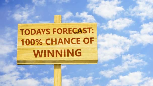 Dagens prognos: 100% chans att vinna. Ord på en träskylt mot tid förflutit moln i den blå himlen. — Stockvideo