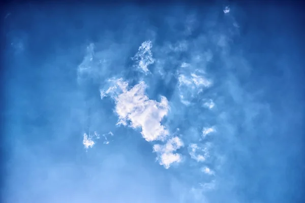 昼間の青い空に白い雲 — ストック写真