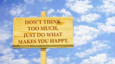 Çok fazla düşünme, sadece seni mutlu eden yap. Kelime zaman atlamalı bulutlar mavi gökyüzünde karşı ahşap bir işaret üstünde.
