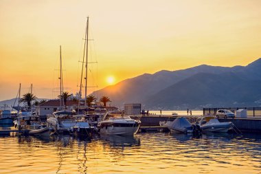 Liman güzel günbatımında. Arka planda Yatlar Port Dağları ile. Tivat, Karadağ.
