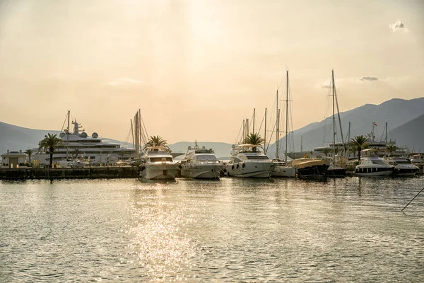 港の美しい夕日。背景に山と港のヨット. — ストック写真
