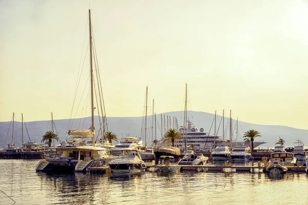 Liman güzel günbatımında. arka planda dağlar ile limanda yatlar. — Stok fotoğraf