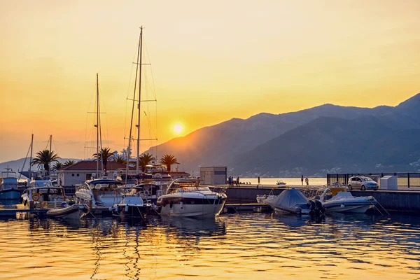 Liman güzel günbatımında. Arka planda Yatlar Port Dağları ile. Tivat, Karadağ.