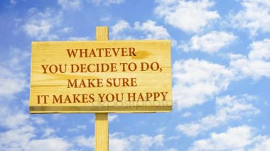 Ne sizi mutlu ediyor emin olun karar. Kelime zaman atlamalı bulutlar mavi gökyüzünde karşı ahşap bir işaret üstünde. 