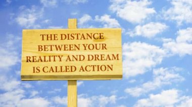 Gerçek ve hayal arasındaki mesafe eylem denir. Kelime zaman atlamalı bulutlar mavi gökyüzünde karşı ahşap bir işaret üstünde. 