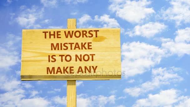 Najgorszym błędem jest nie czyni. Słowa na drewniany znak przeciwko w błękitne niebo chmury upływ czasu. — Wideo stockowe