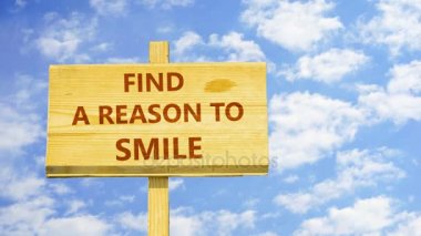 Gülümsemem için bir sebep bul. Kelime zaman atlamalı bulutlar mavi gökyüzünde karşı ahşap bir işaret üstünde.