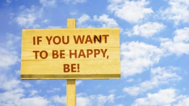 Mutlu olmak istiyorsan ol! Kelime zaman atlamalı bulutlar mavi gökyüzünde karşı ahşap bir işaret üstünde.