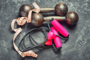 Sporcu koşum takımı, halter ve santimetre bandı, bir karanlık çimento zemin üzerine Üstten Görünüm