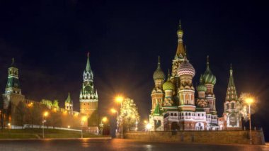 Şefaat Katedrali (Aziz Basil) ve Spassky kule Moskova Kremlin Red Square, Moskova. Rusya. Gece aydınlatma ve düşen kar.