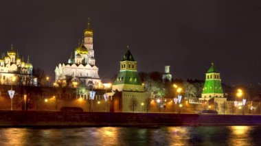 Gece zaman Moskova Kremlin ile şehrin panoramik genel bakış