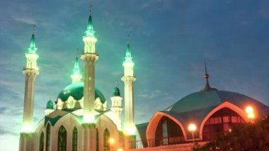 Kazan Kremlin, Tataristan, Rusya (Qolsherif, Kol Sharif, Qol Sharif, Qolsarif) Kul Şerif Camii'nde gece manzarası. Rusya'nın en büyük camilerinden biri. UNESCO dünya mirası. Pırıl pırıl sokak.