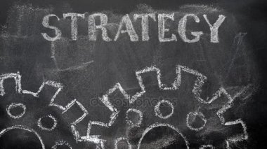 Tebeşir ve iş, metin 'Strateji' ve animasyon döndürme dişlileri çizim iki tebeşir silueti kavramı ile yazma yazı tahtası.