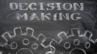 Tebeşir ve iş, metni kavramı ile yazma yazı tahtası 'Karar' ve vites çizim iki tebeşir siluet.