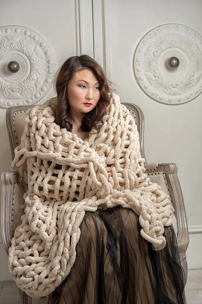 Beautiful Asian Woman Sitting Armchair Wrapped Shawl Large Viscous Looking — Stock Photo, Image