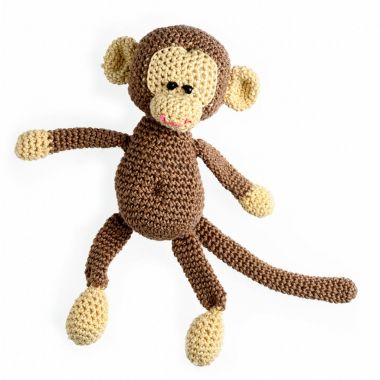 Beyaz arka plan üzerinde izole amigurumi tığ işi maymun oyuncak