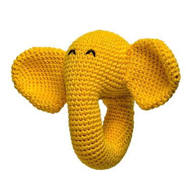 Beyaz arka plan üzerinde izole amigurumi tığ işi sarı fil oyuncak