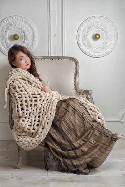 Bela Mulher Asiática Sentado Uma Poltrona Envolto Xale Com Grande — Fotografia de Stock